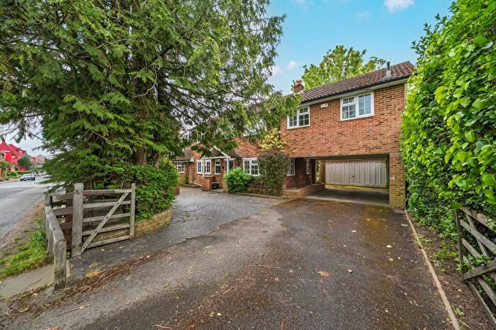 4 Bedroom Detached House For Sale In Weydon Lane, Farnham, Surrey, GU9