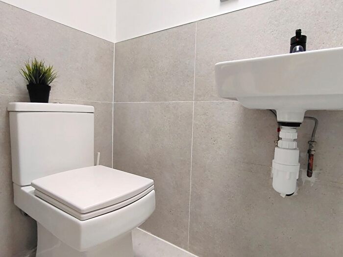 1 Bedroom Studio To Rent In Villiers Road, Kingston Upon Thames, KT1