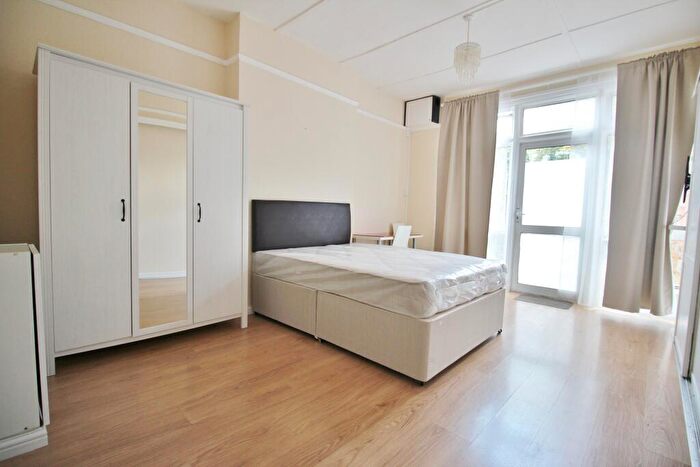 Studio To Rent In Dollis Park, Finchley Central, N3