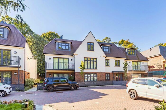 2 Bedroom Flat To Rent In Lymington Road, Highcliffe, Christchurch, Dorset., BH23