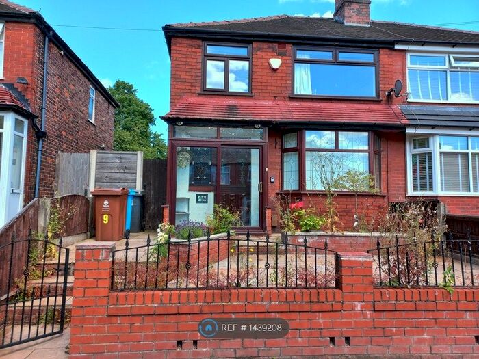 3 Bedroom Semi-Detached House To Rent In Stirling Road, Chadderton, Oldham, OL9