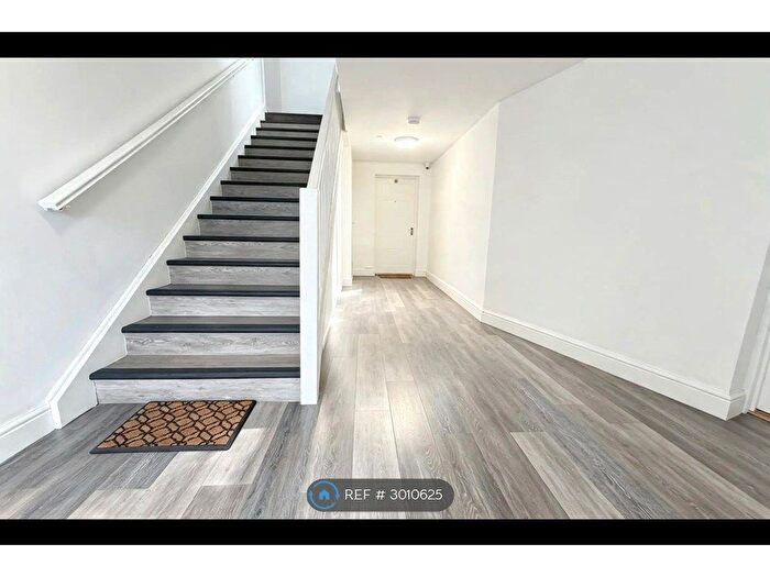 2 Bedroom Flat To Rent In Newport Road, Cardiff, CF3