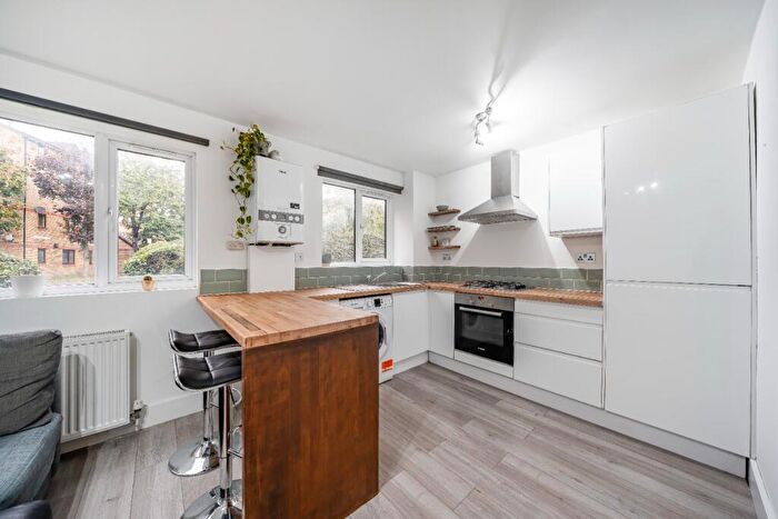 2 Bedroom Flat To Rent In Connell Court, Myers Lane, New Cross, London, SE14