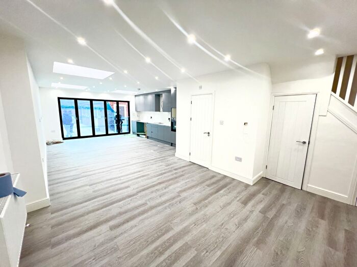 6 Bedroom Semi-Detached House To Rent In Moray Avenue, Hayes, UB3