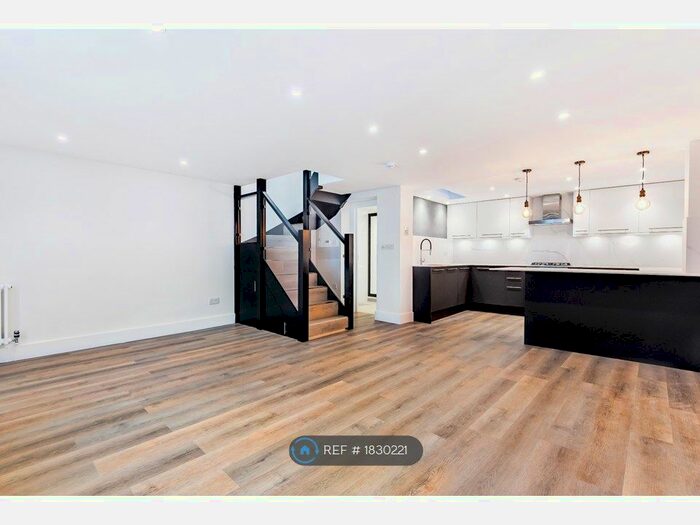 3 Bedroom Maisonette To Rent In Broadway Court, London, SW19