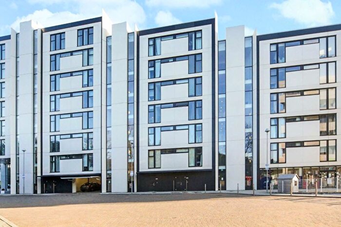 2 Bedroom Flat To Rent In Colonial Drive, Chiswick, W4