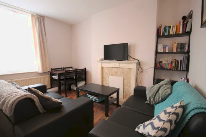 2 Bedroom Flat To Rent In Miranda Road, Archway, N19
