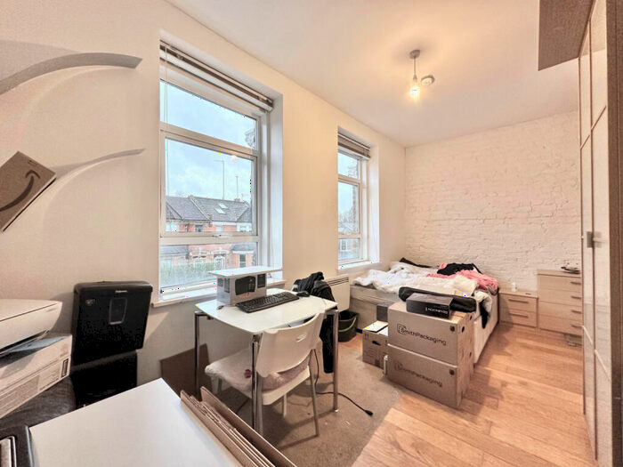 Flat To Rent In Dollis Road, N3
