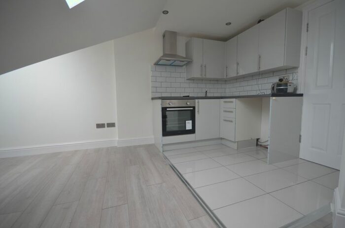 1 Bedroom Flat To Rent In Eastern Avenue, IG2