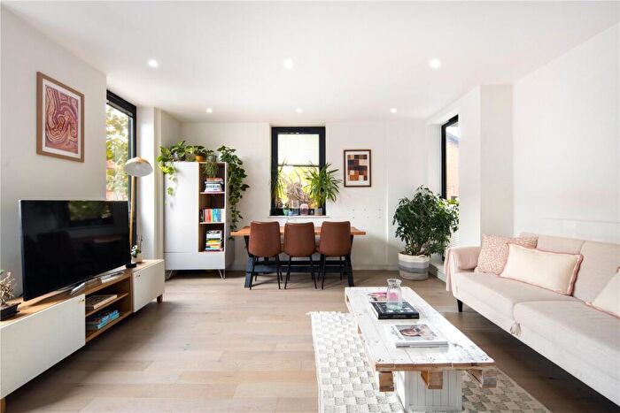 2 Bedroom Flat For Sale In Lower Clapton Road, London, E5