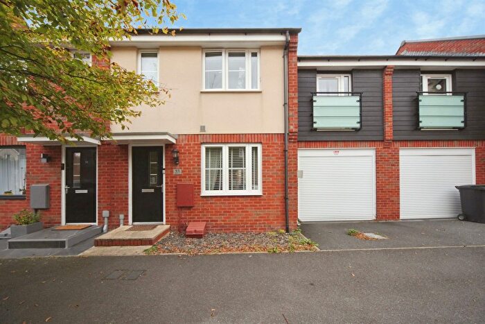 3 Bedroom Terraced House For Sale In Vauxhall Way, Dunstable, LU6