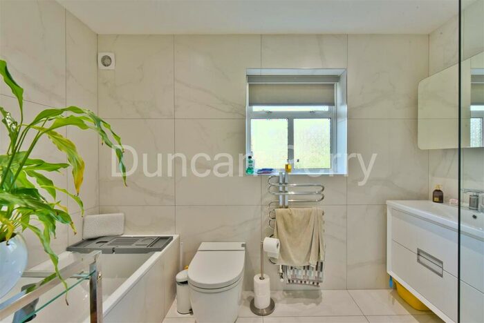 4 Bedroom Detached House For Sale In Tolmers Avenue, Cuffley, EN6