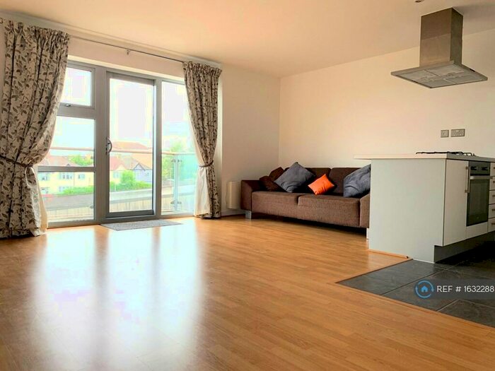 2 Bedroom Flat To Rent In Queen Mary Avenue, London, E18