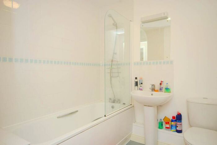 2 Bedroom Flat To Rent In Candle Street, Stepney, London, E1