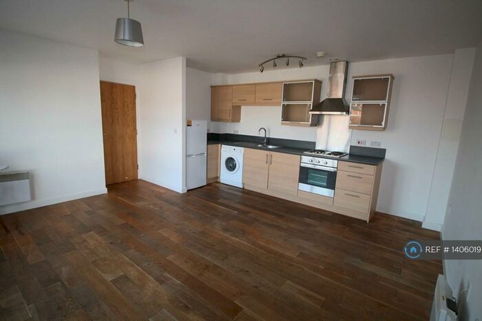 2 Bedroom Flat To Rent In Priory Court, Colchester, CO3