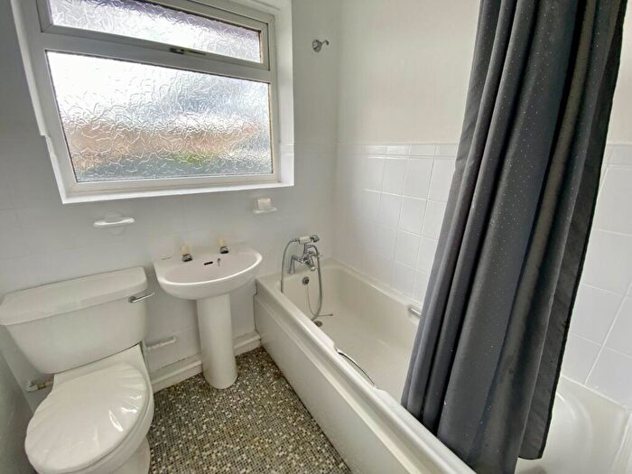 2 Bedroom Bungalow For Sale In Kingsdale Drive, Bradford, BD2