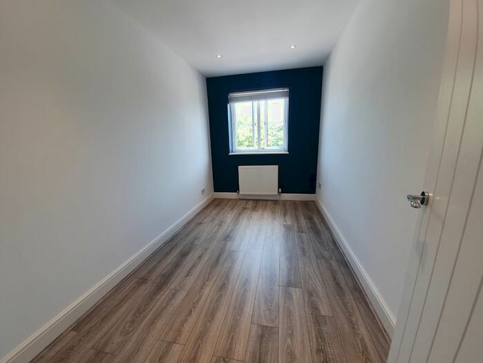 2 Bedroom Flat For Sale In Cherry Tree Lane, Rainham, RM13
