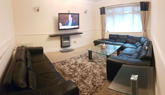 10 Bedroom House To Rent In Kingswood Road, Manchester, M14