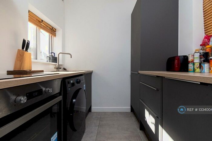 2 Bedroom Maisonette To Rent In B Farnley Road, London, SE25