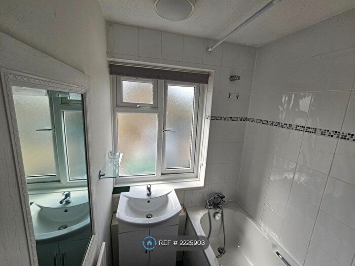 2 Bedroom Flat To Rent In Newhouse Avenue, Romford, RM6