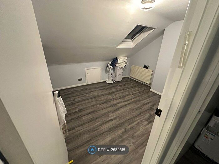 3 Bedroom Flat To Rent In Gainsborough Gardens, London, NW11