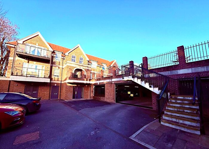 2 Bedroom Flat To Rent In Bushey Hall Road, Bushey, WD23