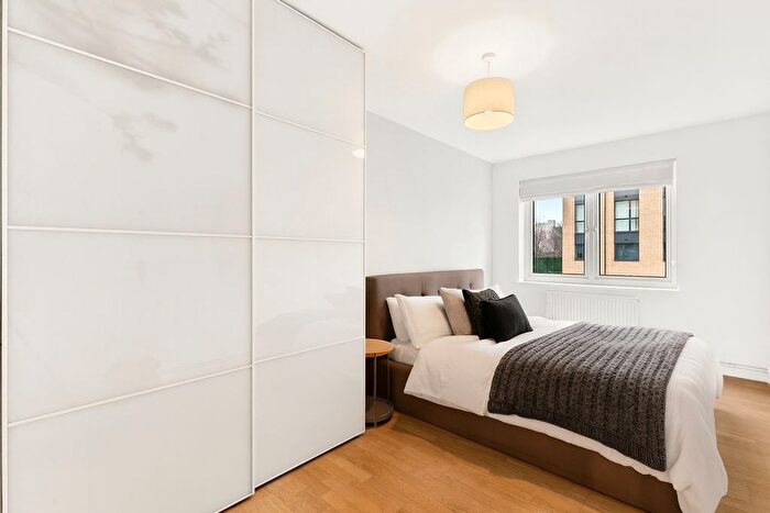 1 Bedroom Flat To Rent In Gallagher Court, Winders Road, SW11