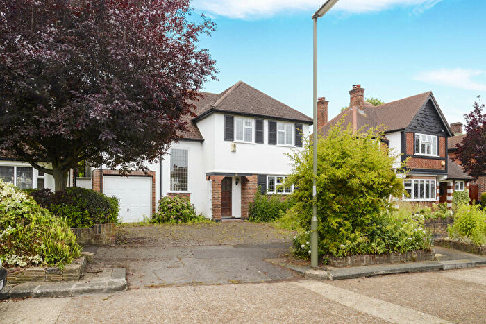 5 Bedroom Detached House To Rent In Hinchley Wood, KT10