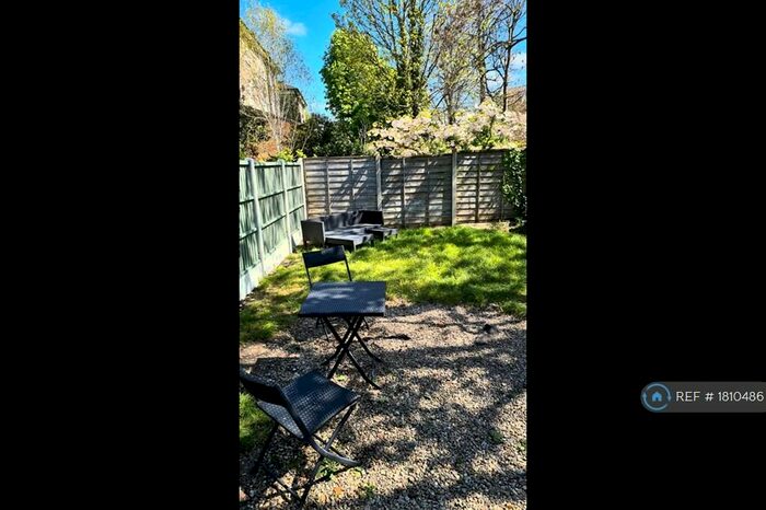 Studio To Rent In St. Pauls Road, London, N1