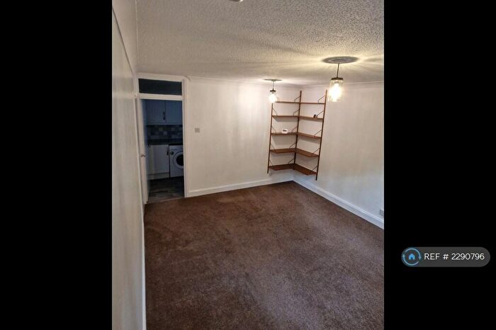1 Bedroom Flat To Rent In Woodlands Court, Sandhurst, GU47
