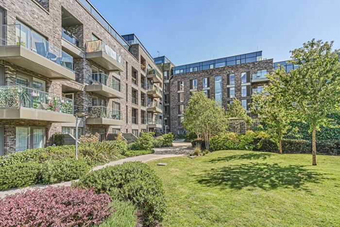 3 Bedroom Flat For Sale In Woods Road, London, SE15