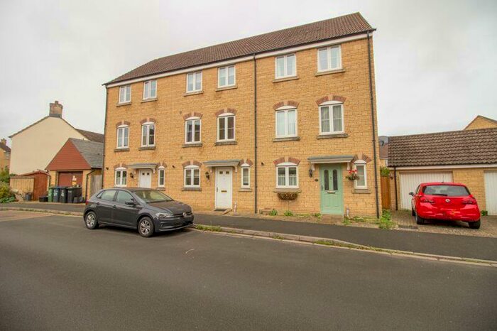 4 Bedroom Town House To Rent In Avenue De Gien, Malmesbury, SN16