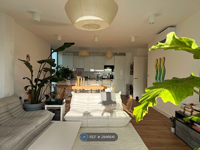 3 Bedroom Flat To Rent In Fabrik East Building, London, E8