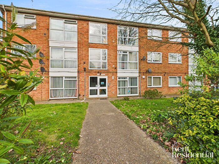 2 Bedroom Flat To Rent In Old Castle Walk, Gillingham, ME8