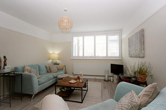2 Bedroom Flat To Rent In Marine Drive, Barton On Sea, BH25