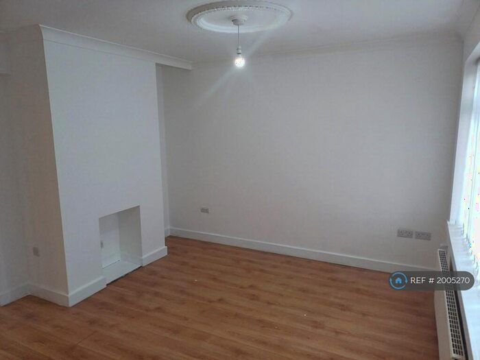 3 Bedroom Semi-Detached House To Rent In Kellett Walk, Leeds, LS12