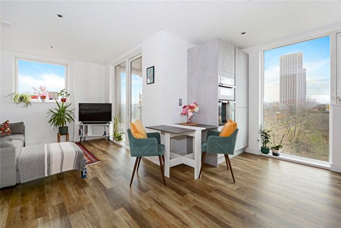 1 Bedroom Flat For Sale In Track Street, Walthamstow, London, E17