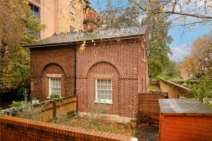 2 Bedroom Semi Detached House For Sale In Oaklea Passage, Kingston Upon Thames, KT1