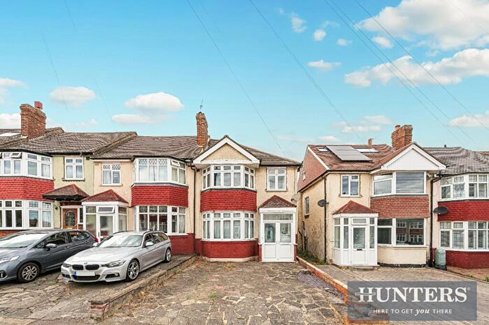3 Bedroom Property For Sale In Fairford Gardens, Worcester Park, Surrey, KT4
