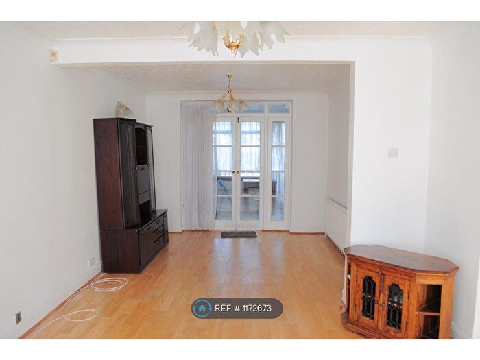 3 Bedroom Terraced House To Rent In New Park Avenue, Palmers Green, N13