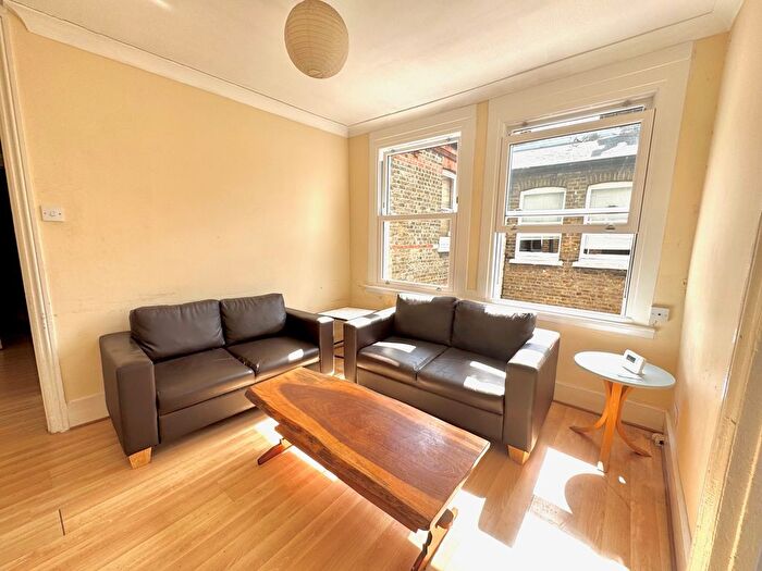 3 Bedroom Flat To Rent In Hackford Road, London, SW9
