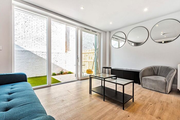 4 Bedroom Town House To Rent In Wells Walk, E7