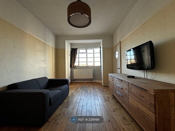 1 Bedroom Flat To Rent In Mornington Court, London, NW1