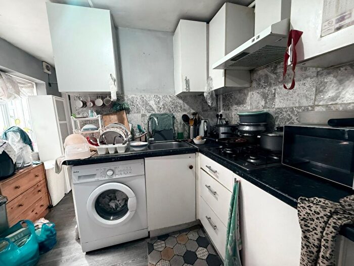 2 Bedroom Flat To Rent In Manor Park, E12