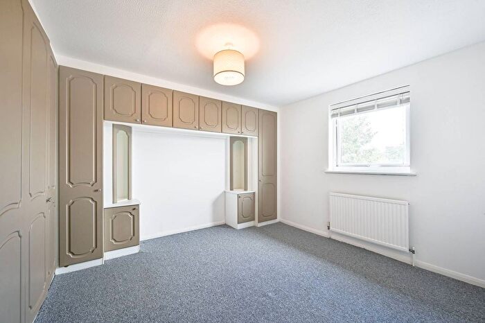 2 Bedroom Flat To Rent In Oakleigh Road North, Whetstone, London, N20