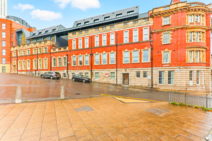 2 Bedroom Flat For Sale In Flat, Centenary House, North Street, Leeds, Yorkshire, LS2