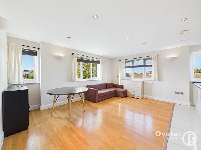 2 Bedroom Flat To Rent In York Way, Watford, WD25