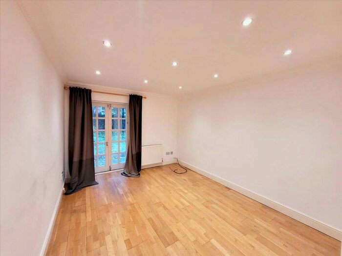 2 Bedroom Bungalow To Rent In Hamlet Mews, Dulwich, London, SE21