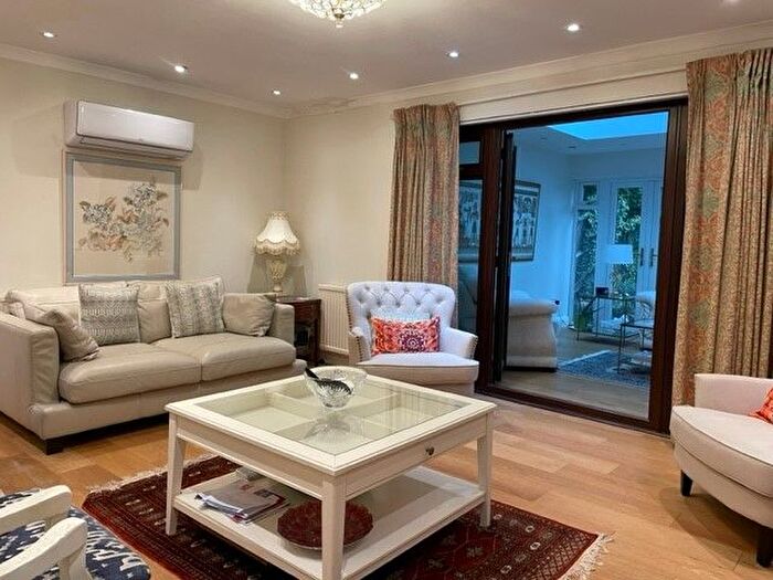 4 Bedroom Bungalow To Rent In Grangemount, Leatherhead, KT22