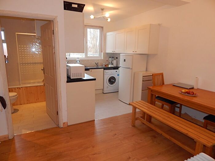 2 Bedroom Flat To Rent In London Road, Morden, Surrey, SM4